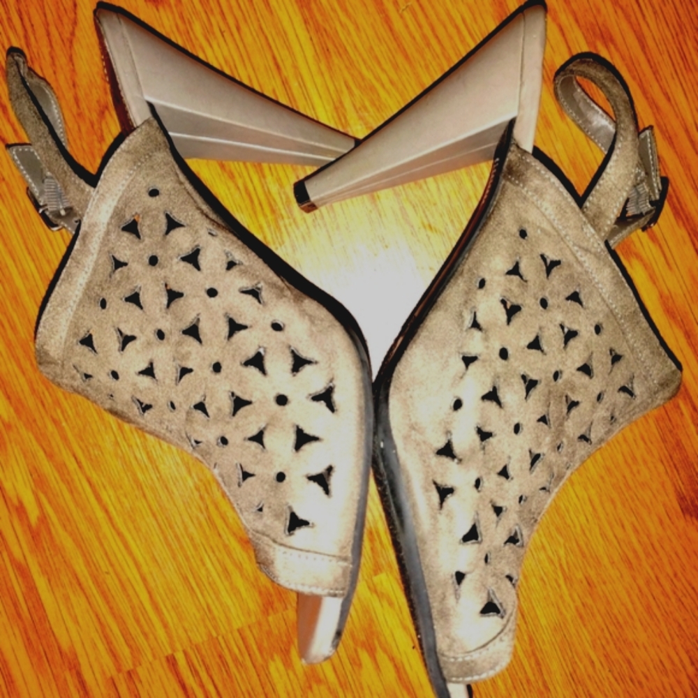 Fiomu Taupe colored ankle shoes